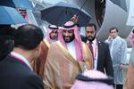 El príncipe heredero saudí, Mohamed bin Salman (c), saluda a su llegada a Osaka.