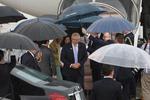 El príncipe heredero saudí, Mohamed bin Salman (c), saluda a su llegada a Osaka.