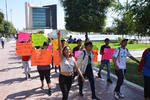 Con pancartas, demandan el cumplimiento en el pago de la beca 'Benito Juárez'.