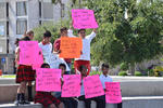 Alumnos de secundaria y bachillerato participaron en la protesta.