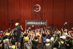 Protestan por la 'excesiva' injerencia de Pekín en el gobierno de la ciudad y para exigir la retirada del polémico proyecto de ley de extradición y la dimisión de la jefa del Ejecutivo local.