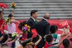 Fue recibido por su homólogo chino, Xi Jinping.