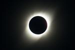 El eclipse comenzó a las 16:26 hora local (19:26 GMT) y el oeste del país fue el lugar privilegiado para observar cómo la Luna avanzó con movimiento firme sobre el sol hasta cubrirlo por completo sobre las 17:40 (20:40 GMT), en un fenómeno que por lo común es raro de ver pero que Argentina tendrá la suerte de repetir en 2020.