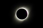 El eclipse comenzó a las 16:26 hora local (19:26 GMT) y el oeste del país fue el lugar privilegiado para observar cómo la Luna avanzó con movimiento firme sobre el sol hasta cubrirlo por completo sobre las 17:40 (20:40 GMT), en un fenómeno que por lo común es raro de ver pero que Argentina tendrá la suerte de repetir en 2020.
