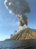 La explosión se produjo a media tarde y la expulsión de roca y de ceniza provocó algunos incendios en las faldas del volcán.