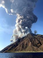 La explosión se produjo a media tarde y la expulsión de roca y de ceniza provocó algunos incendios en las faldas del volcán.