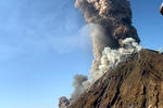 La erupción ha provocado una enorme columna de denso humo blanco visible desde los alrededores de la isla.