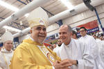 Los 25 obispos que visitaron la región, desfilaron detrás del nuevo obispo; el nuncio apostólico, Franco Coppola; el cardenal emérito, Norberto Rivera y Carlos Aguiar Reyes, cardenal primado de México.