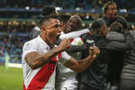Perú echa al bicampeón Chile