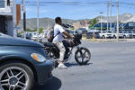 Carril de alta velocidad. Sobre el bulevar independencia algunos motociclistas circulan sobre el carril recargado al camellón.