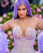 En segundo lugar figura Kylie Jenner, que a sus 21 años ha sido considerada por Forbes la millonaria hecha a sí misma más joven del mundo e ingresó 170 millones en el último año, principalmente gracias a su compañía de cosméticos Kylie Cosmetics.