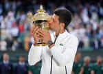 Novak Djokovic salvó dos bolas de partido y venció a Roger Federer en una gran batalla, por 7-6 (5), 1-6, 7-6 (4), 4-6 y 13-12 (3), en la final más larga de la historia de Wimbledon.