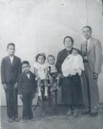 1937. Sr. Julián Salas Garza y Sra. Isaura Muñoz de Salas con sus hijos: José María (f), Ignacio (f), Amalia (f), Francisco (f) y el niño en brazos que por nombre lleva Héctor Daniel, hoy en día tiene 81 años de vida.