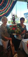 14072019 Yolanda Mejía entregándole un arreglo de flores a Carmen Muñoz por su jubilación.