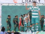 El uniforme de local en verde y blanco con pequeñas líneas delgadas en negro, hizo su aparición y es muy parecido al del Verano 2001, cuando Santos conquistó su segundo campeonato en la historia del futbol mexicano.