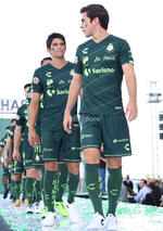Luego se dio paso al uniforme de visita, que contrasta dos tipos de verde y que se asemeja mucho al que utilizaron los Guerreros cuando conquistaron el Clausura 2015 de la Liga MX.