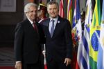 El canciller de Argentina, Jorge Faurie saluda al presidente de Chile, Sebastián Piñera.