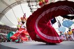 Las fiestas de carnaval también llegaron a la Guelaguetza, de la mano de los Chilolos de Chalcatongo de la región Mixteca, y con sus movimientos corporales dieron vida a los personajes que encantan al público.