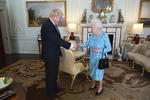 Puede verse a Johnson, en una sala mientras saluda con una inclinación de cabeza a la reina, quien, vestida de azul, le estrecha la mano.