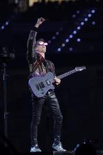 '¡Buenas noches, Madrid!', exclamó entonces un Matt Bellamy desatado desde el primer instante y completamente entregado a su guitarra y a hacer enloquecer al público, lo que consiguió, especialmente, con la majestuosa Uprising.