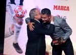 Al acto acudió el presidente del Real Madrid, Florentino Pérez, con el que compartió un momento de complicidad antes de hacerse una foto juntos tras recibir el MARCA Leyenda.