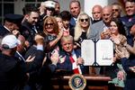Trump firmó la ley en presencia de un grupo de personas que formaron parte de los equipos de primeros auxilios que acudieron a las Torres Gemelas o al Pentágono aquel fatídico día.