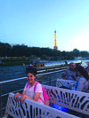 01082019 DE VACACIONES EN EUROPA.  Zafiro Viridiana Olivares de paseo por el Río Sena en París, como fondo la Torre Eiffel.