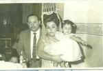 Bautismo de la niña Maritere Limones a la edad
de un año acompañada de sus padrinos, los Sres.
Palestino, en 1964.