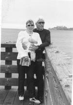 Lita y Daniel en la Bahía de San Francisco. Al fondo, Alcatraz y
la Prisión de San Quintín.