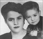 Enrique Miyar Jiménez, quien recientemente celebró 79 años
de vida. En la foto, lo acompaña su mamá, la Sra. Amparo Jiménez Luna.