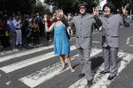 Para festejar la efeméride, un grupo de imitadores de los Beatles llegó a la calle de Abbey Road en una réplica del psicodélico Rolls Royce de John Lennon.
