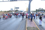 Ya era la una de la tarde y el intenso sol puso ansiosos a los conductores de camiones de carga y automóviles quienes tuvieron que esperar varios minutos para poder cruzar el puente Solidaridad, el cual une a las ciudades de Torreón y Gómez Palacio.