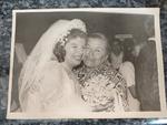 Lourdes Quintero Salais siendo felicitada por su abuela,
la Sra. Ana María Covarrubias viuda de Salais, el 17 de agosto de 1974, en su boda con el Sr. Víctor Hugo Perez Caro.