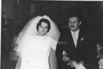 Lourdes Quintero Salais siendo felicitada por su abuela,
la Sra. Ana María Covarrubias viuda de Salais, el 17 de agosto de 1974, en su boda con el Sr. Víctor Hugo Perez Caro.