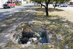 Algunos hoyos que se encuentran en las áreas verdes son utilizados por las personas para depositar todo tipo de desechos.