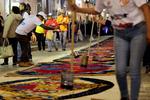 Fieles mexicanos honran a la Virgen de la Caridad con alfombras