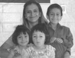 Fotografía familiar de la María Teresa Limones y sus pequeños hijos Juan Emmanuel, Ruth e Ingrid María
hace algunos años.