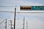 En distintos puntos, los semáforos se encuentran apagados, y pese a que cuando menos una de las luces enciende, esta situación llega a generar confusión a los conductores.