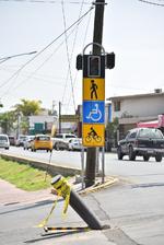 Algunos semáforos no cumplen su función de informar la dirección por la que se transita.