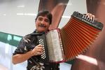 Celso Piña nació en la ciudad de Monterrey el 6 de abril de 1953. Sus arreglos destacaron dentro de la cumbia y por su especialidad en un instrumento se hizo merecedor del sobrenombre 'El rebelde del acordeón'.