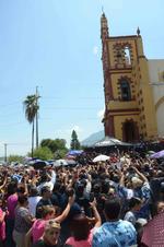 Afuera de la Basílica de Guadalupe de Monterrey fanáticos esperaban para dar el último adiós al cantante Celso Piña.