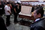 Rubén Piña da este sábado el adiós a su fallecido hermano Celso Piña, durante su funeral y homenaje realizado en la Basílica de Guadalupe, en la ciudad de Monterrey.