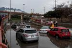 Daños a automóviles en las principales vías a causa de la inundación que dejaron las fuertes precipitaciones.