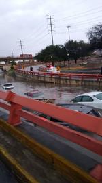 Usuarios de redes sociales compartieron las imágenes de los autos sumergidos en el agua en los principales caminos de Monterrey.