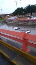 Usuarios de redes sociales compartieron las imágenes de los autos sumergidos en el agua en los principales caminos de Monterrey.