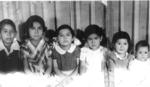 Martín con sus hermanitas Angelina, Chacha, Aurora, Inés y Mercedes Gómez Flores; hace algunas décadas.