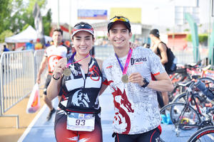 Maru y Armando.jpg, Rostros | Participan en triatlón