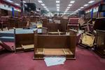 Muchas sillas y mesas estaban volcadas y tiradas por el suelo de la sala de plenos de la Cámara de los Diputados.