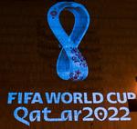 Además que reproduce las formas del trofeo de la Copa Mundial, “la silueta de este emblema se inspira en el tradicional echarpe (chalina) de lana”.