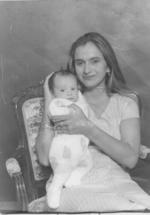 María Teresa Limones y su pequeño hijo Juan Emanuel
de 2 meses. Hace ya varios años.